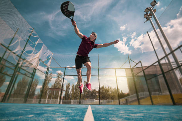 Padel Spieler beim Smash